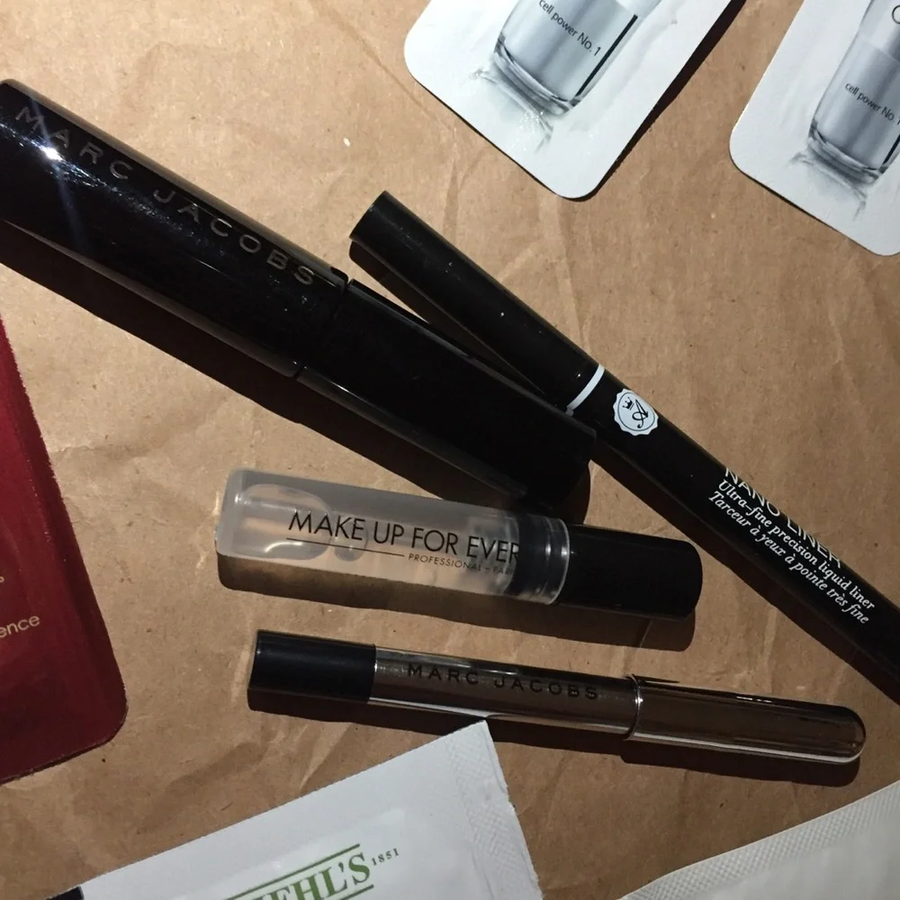 31 beauty samples & 2 cosmetic bags